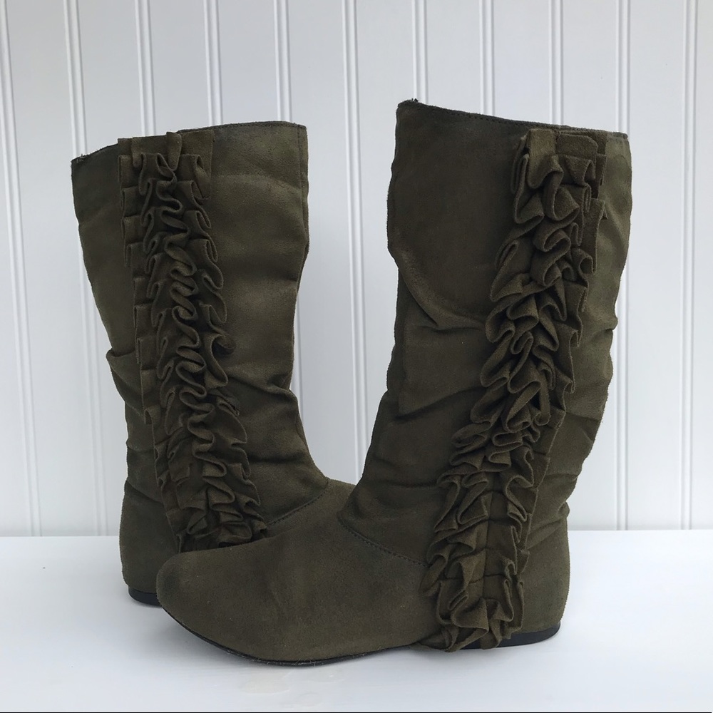Girls Ruffled Qupid fall 🍁 boots!